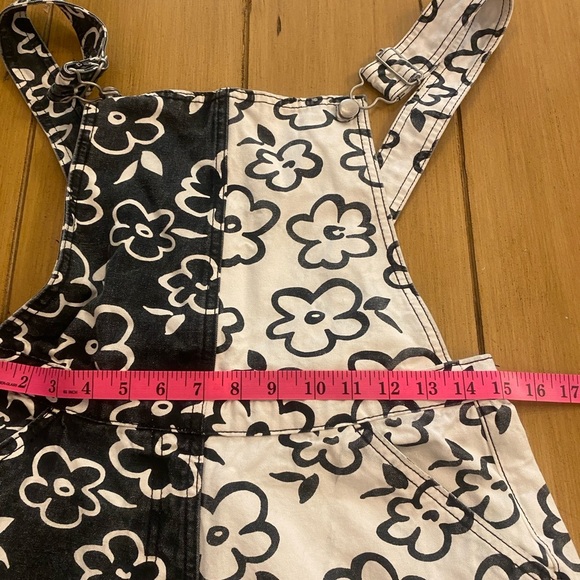 Forever21 Women’s Overalls Black White Flowers Festival S-M - Picture 4 of 13